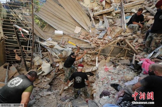  黎巴嫩士兵在废墟中搜索幸存者。