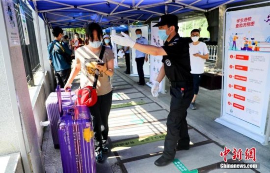 资料图：6月8日，湖北武汉，武汉大学的返校学生进入校园。 中新社记者 张畅 摄