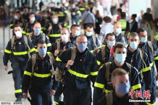 在黎巴嫩向国际社会寻求帮助之际，多个国家纷纷表达了深切慰问，并称愿意提供援助。图为法国Securite Civile救援组织的成员抵达戴高乐机场，数十名救援人员将携带物资飞往黎巴嫩展开救援工作。