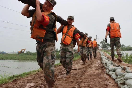 兵哥哥|当小学教室住满抗洪“兵哥哥”,画风突变
