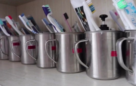 兵哥哥|当小学教室住满抗洪“兵哥哥”,画风突变