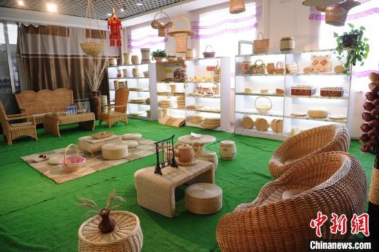 广灵县巧娘宫手工编织产品展示。　张林虎 摄