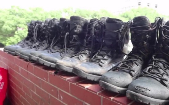 兵哥哥|当小学教室住满抗洪“兵哥哥”,画风突变