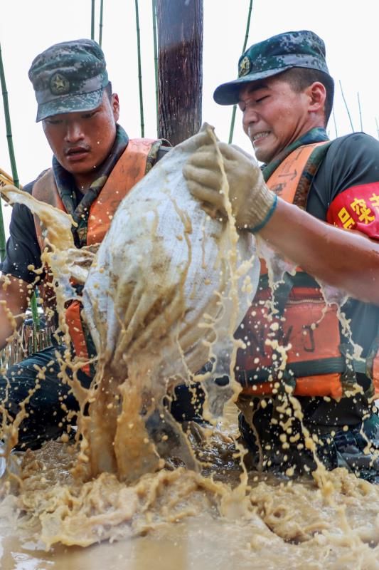 兵哥哥|当小学教室住满抗洪“兵哥哥”,画风突变