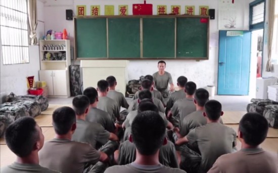 兵哥哥|当小学教室住满抗洪“兵哥哥”,画风突变