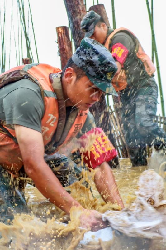 兵哥哥|当小学教室住满抗洪“兵哥哥”,画风突变