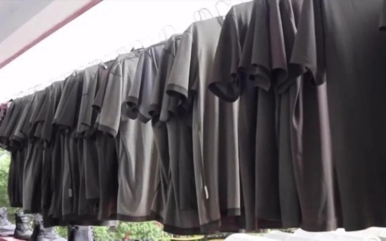 兵哥哥|当小学教室住满抗洪“兵哥哥”,画风突变