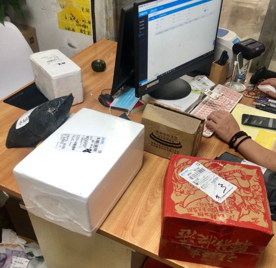 7月18日,肖实办公桌上的问题快件。 实习生 杜佳冰 摄