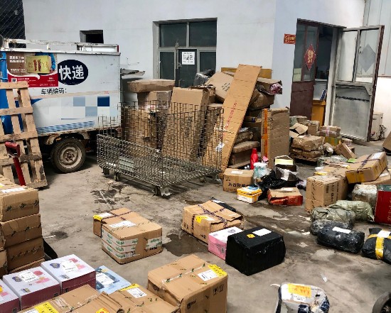 7月18日,肖实办公室外堆放的问题快件。实习生 杜佳冰 摄