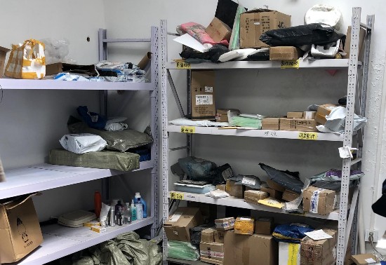 7月22日,某快递站点的货架上堆放着拒收快件、问题快件等。实习生 杜佳冰 摄