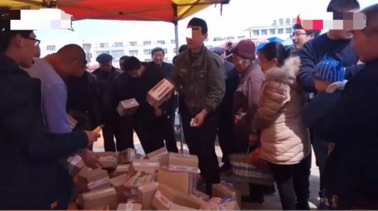 网友“迷路人亮子”发布的视频,一个男人在售卖快递盲盒。图片/视频截图