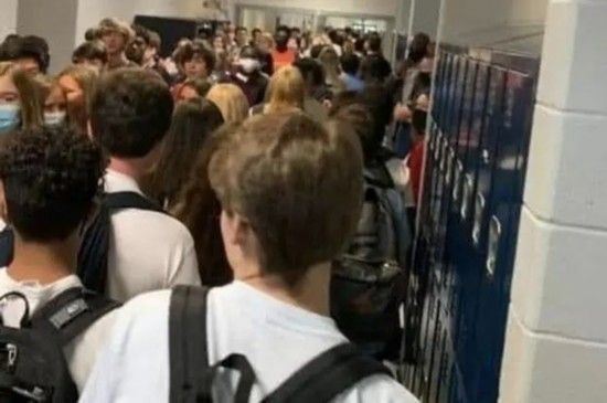 复课|美国女生拍摄学校复课拥挤场面被勒令停课，后续太打脸