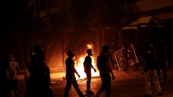 议会|抗议持续!设“革命总部”被驱散后,黎示威者又试图冲进议会大楼……