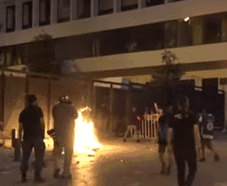 议会|抗议持续!设“革命总部”被驱散后,黎示威者又试图冲进议会大楼……