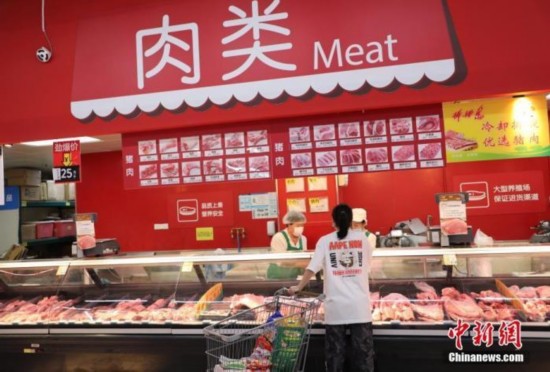 7月28日，在大连市东特购物广场沃尔玛周水前店，这里的果蔬、米面油、肉蛋奶等货源充足，市场价格保持稳定。 中新社记者 杨毅 摄