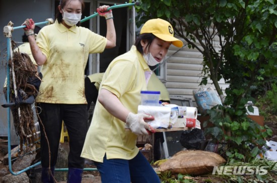 沈相奵|韩国女党首照片翻车：视察灾区自己动手 短袖却一尘不染