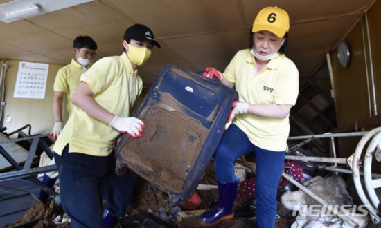 沈相奵|韩国女党首照片翻车：视察灾区自己动手 短袖却一尘不染