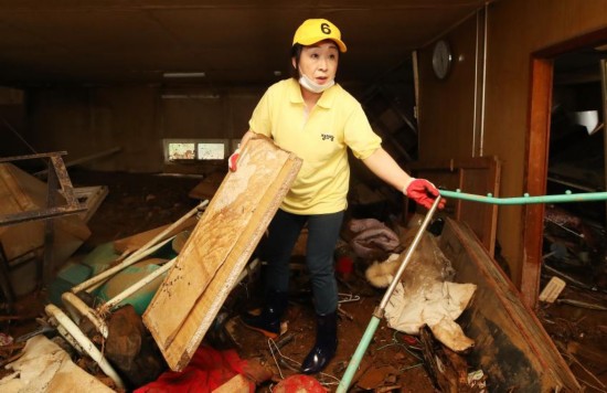 沈相奵|韩国女党首照片翻车：视察灾区自己动手 短袖却一尘不染