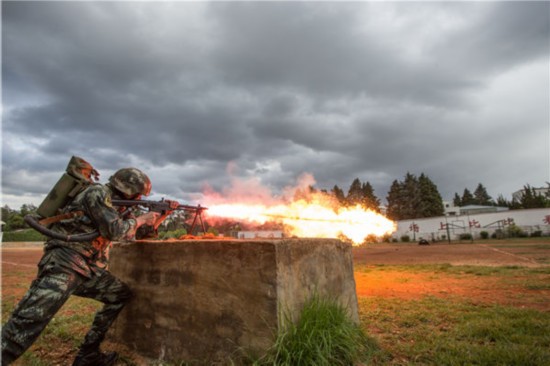 自动榴弹发射器|火力全开！武警云南总队某支队组织多型重火器实弹射击