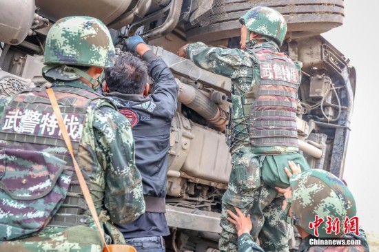 可可西里|青海武警在可可西里无人区救援受困群众