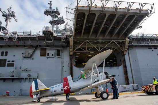 埃塞克斯|画风奇特！美军准航母搭载一堆二战“古董”战机出海