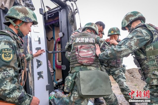 可可西里|青海武警在可可西里无人区救援受困群众