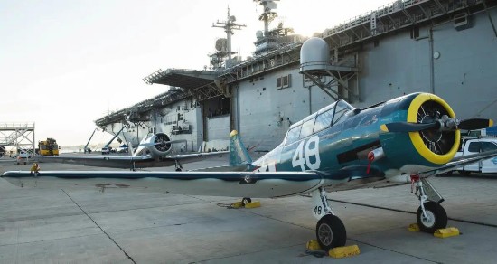 埃塞克斯|画风奇特！美军准航母搭载一堆二战“古董”战机出海