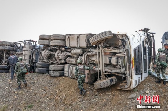可可西里|青海武警在可可西里无人区救援受困群众