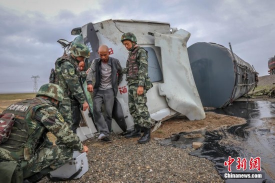 可可西里|青海武警在可可西里无人区救援受困群众