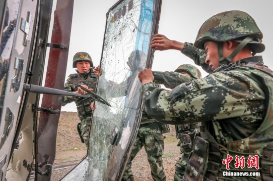 可可西里|青海武警在可可西里无人区救援受困群众