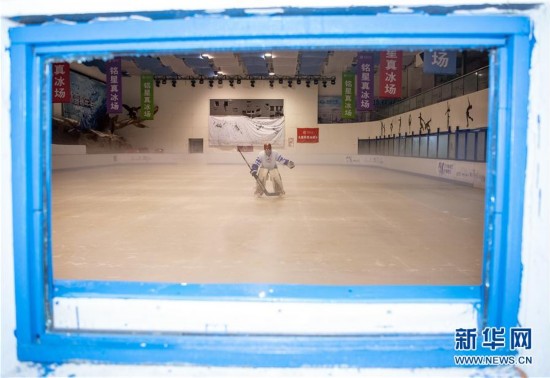 （体育）（11）全民健身&mdash;&mdash;健身&ldquo;大咖&rdquo;：八旬&ldquo;北极熊&rdquo;的冰雪奇缘