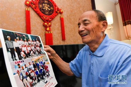 （体育）（1）全民健身&mdash;&mdash;健身&ldquo;大咖&rdquo;：八旬&ldquo;北极熊&rdquo;的冰雪奇缘