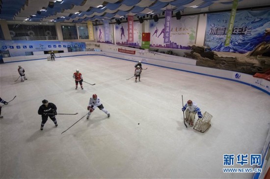 （体育）（10）全民健身&mdash;&mdash;健身&ldquo;大咖&rdquo;：八旬&ldquo;北极熊&rdquo;的冰雪奇缘