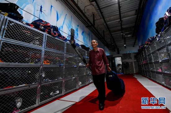 （体育）（2）全民健身&mdash;&mdash;健身&ldquo;大咖&rdquo;：八旬&ldquo;北极熊&rdquo;的冰雪奇缘