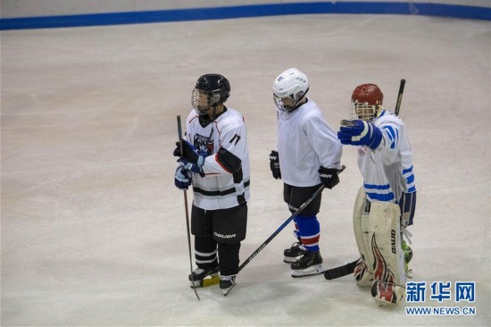 （体育）（3）全民健身&mdash;&mdash;健身&ldquo;大咖&rdquo;：八旬&ldquo;北极熊&rdquo;的冰雪奇缘