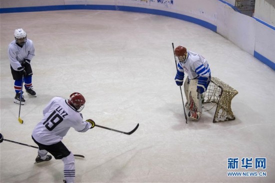 （体育）（8）全民健身&mdash;&mdash;健身&ldquo;大咖&rdquo;：八旬&ldquo;北极熊&rdquo;的冰雪奇缘