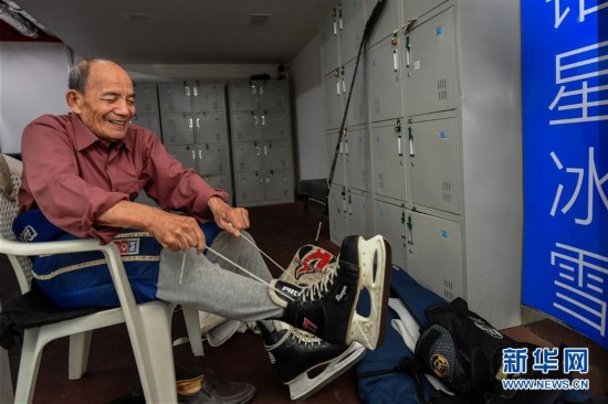 （体育）（7）全民健身&mdash;&mdash;健身&ldquo;大咖&rdquo;：八旬&ldquo;北极熊&rdquo;的冰雪奇缘