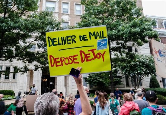 图源|抗议者聚集美国邮政局局长家门外 举行“噪音示威”