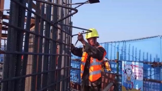 白沙|高温下的坚守丨百米高空洒汗水 推进白沙长江大桥建设