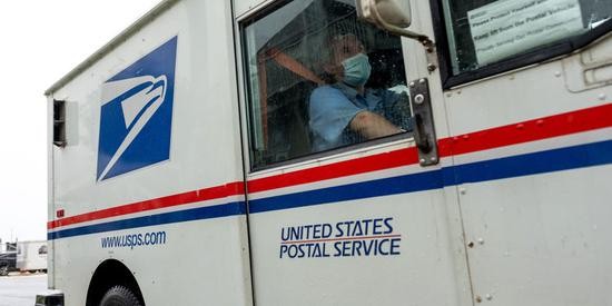 图源|抗议者聚集美国邮政局局长家门外 举行“噪音示威”