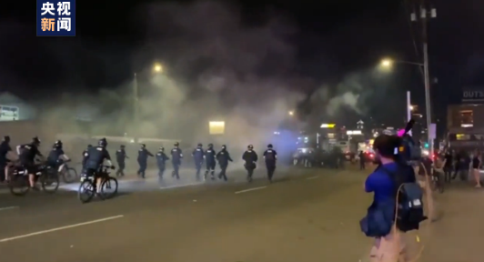 警方|西雅图示威者与警方发生严重冲突 18人被捕