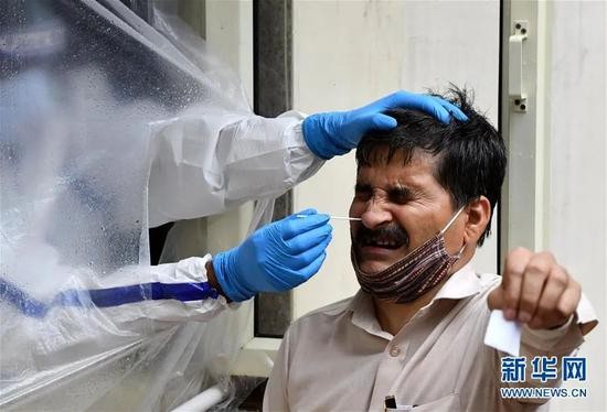  ▲资料图片：7月20日，医护人员为印度新德里居民进行新冠病毒检测采样。 新华社发（帕塔·萨卡尔 摄）