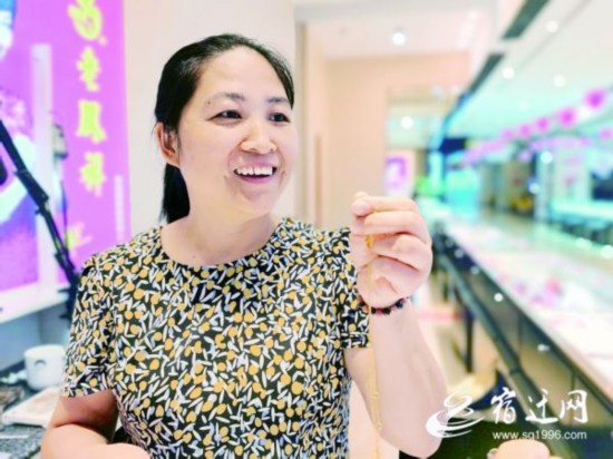 修好的项链给顾客