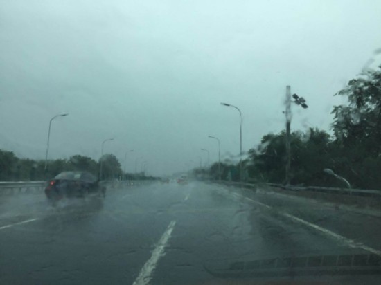 海淀|雷雨又来！北京发布雷电蓝警，海淀丰台已经下起来了