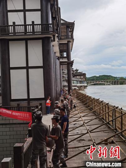 图为重庆铜梁区安居镇正加固堤坝防浪墙，防范洪水漫顶。重庆市水利局供图