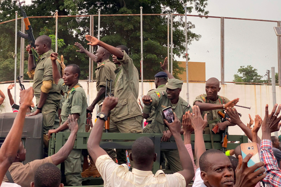 8月18日,马里士兵抵达首都巴马科的独立广场。新华社/法新