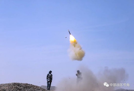 空降兵|空降兵某旅演训：大漠砺兵练硬功