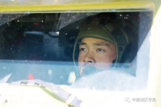 空降兵|空降兵某旅演训：大漠砺兵练硬功