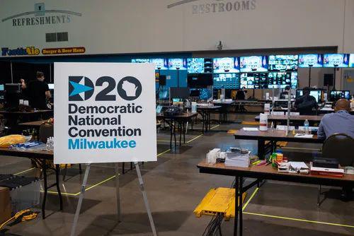  这是8月17日在美国威斯康星州密尔沃基拍摄的以远程在线形式播出美国民主党全国代表大会的控制室。新华社发（美国民主党全国代表大会供图）