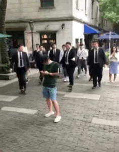 李佳琦|李佳琦深夜为保安推人行为道歉